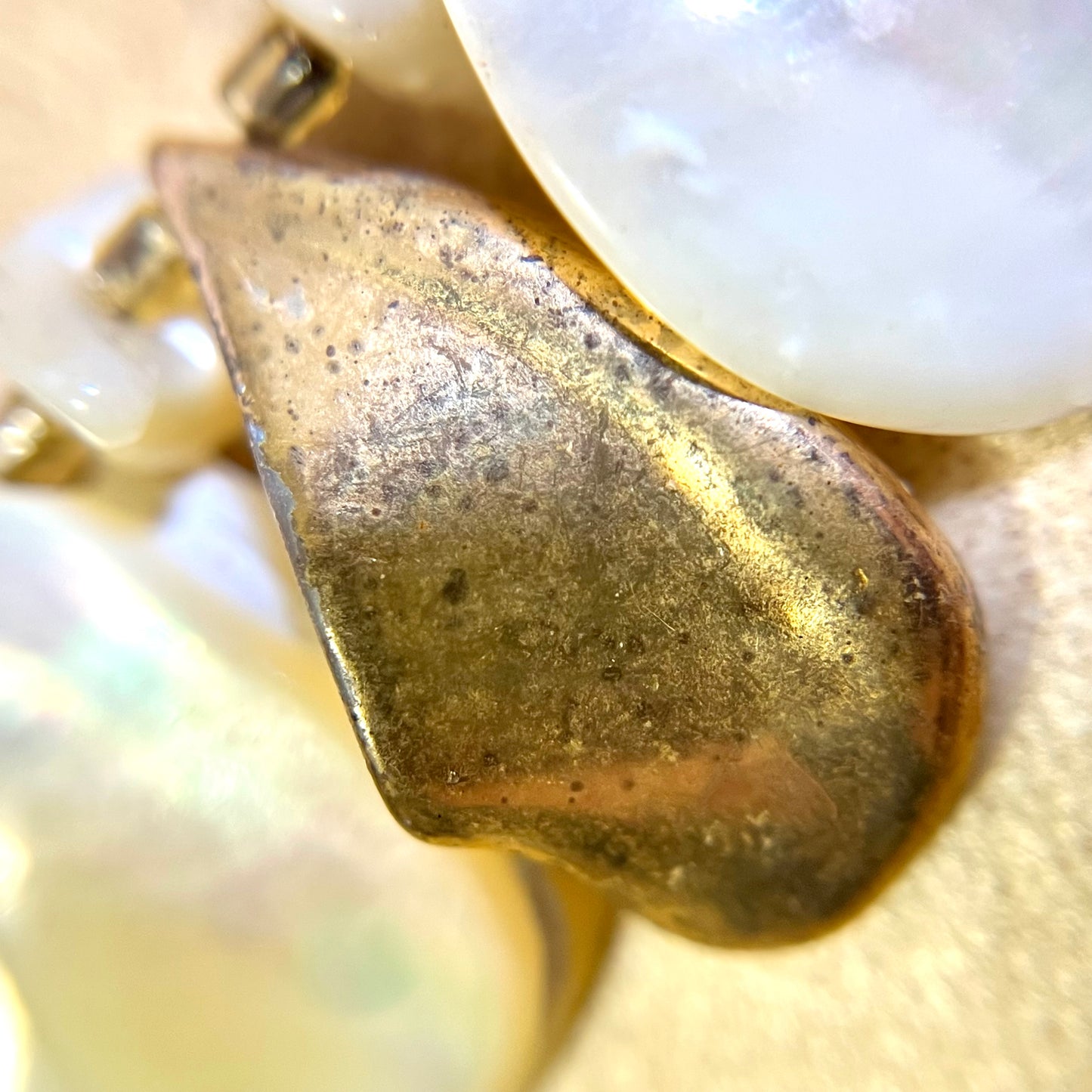 Vintage White & Gold Tone Mother of Pearl Choker Necklace