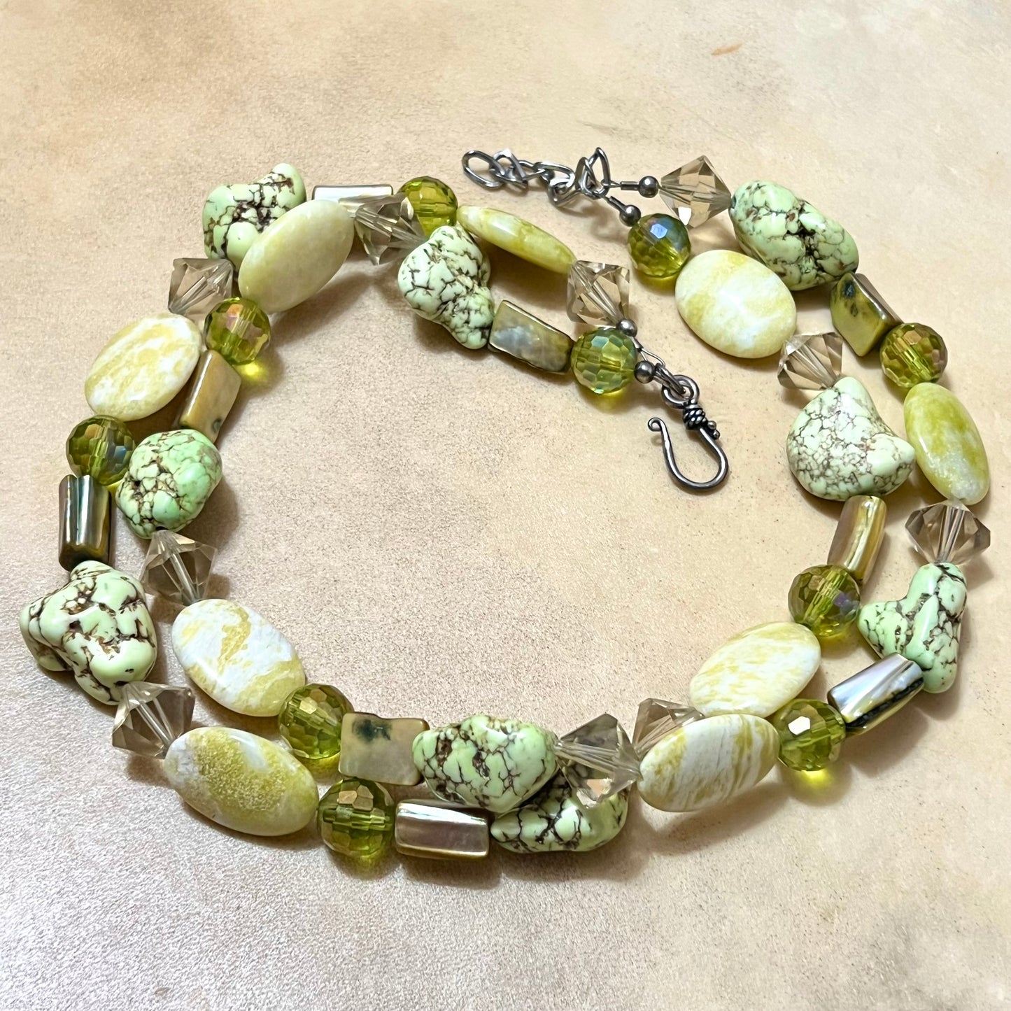 Spring Green Vintage Beaded Necklace with Magnesite & Serpentine