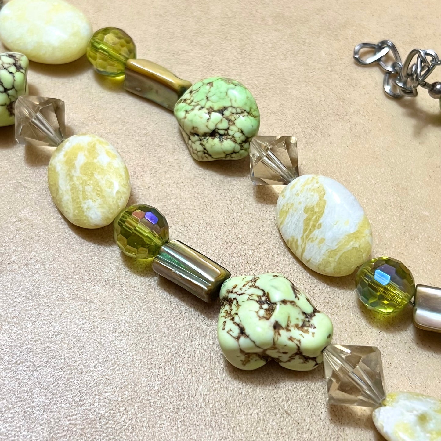Spring Green Vintage Beaded Necklace with Magnesite & Serpentine